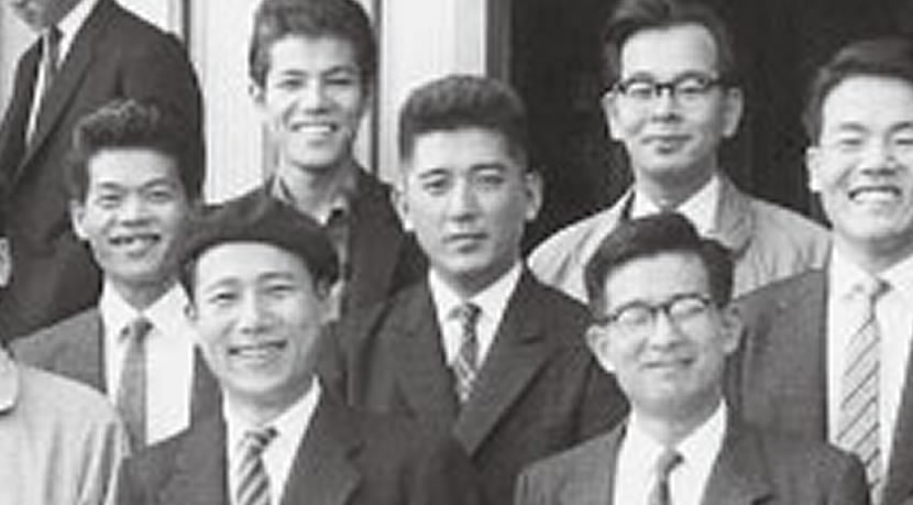 創業当時の写真（前列左が岡本行善・右が林唯夫）社長以下、全員20～30代、若さあふれる設計事務所でした。